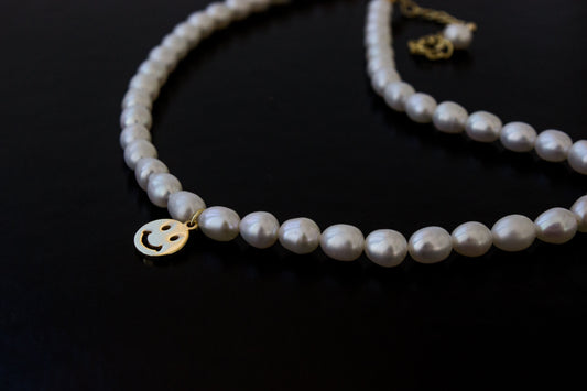 Nelly pearl smiley necklace